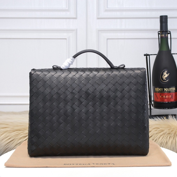 ボッテガヴェネタバッグ背面デザイン